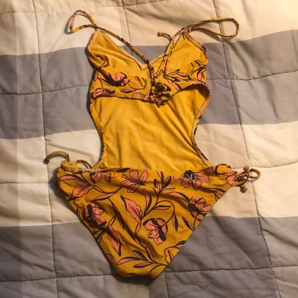 Yellow swimsuit - Picture 2 of 2